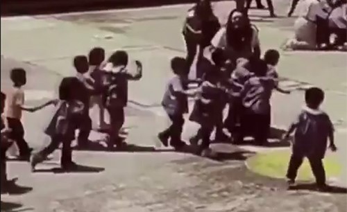 بالفيديو.. شاهد شجاعة هؤلاء الأطفال خلال لحظات الرعب للزلزال