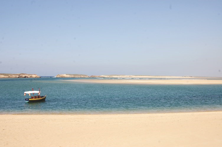 قارب صيد في ساحل الجديدة﻿