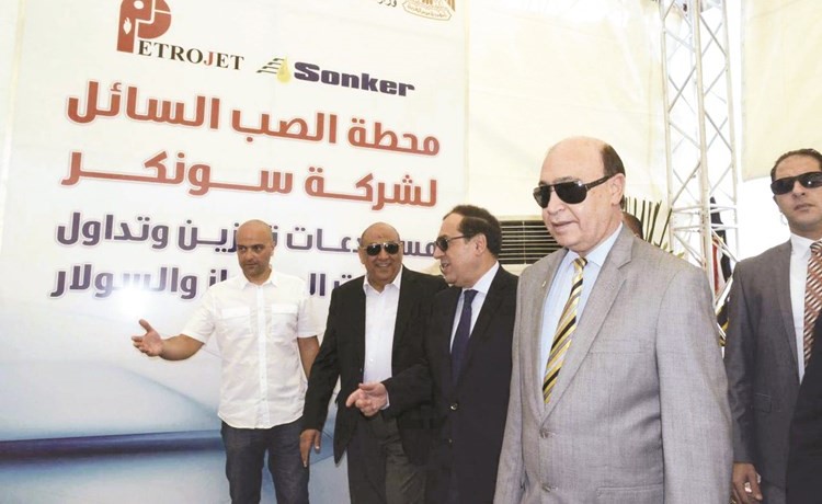 الملا ومميش خلال تفقد أعمال تنفيذ مشروع محطة سونكر وتطوير الرصيف البحري بميناء السخنة﻿