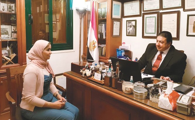 المستشار سامح محمد عبدالحكم متحدثا إلى الزميلة هالة عمران﻿