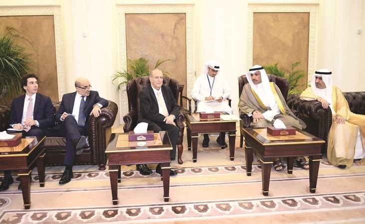 الرئيس الغانم أثناء استقباله وزير الخارجية القبرصي ايوانيس كاسوليديس﻿