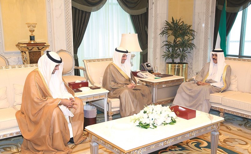 سمو ولي العهد الشيخ نواف الأحمد مستقبلا الغانم والفضالة﻿