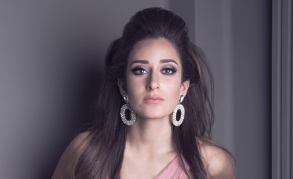 أمينة خليل تفاجئ جمهورها بجمال والدتها