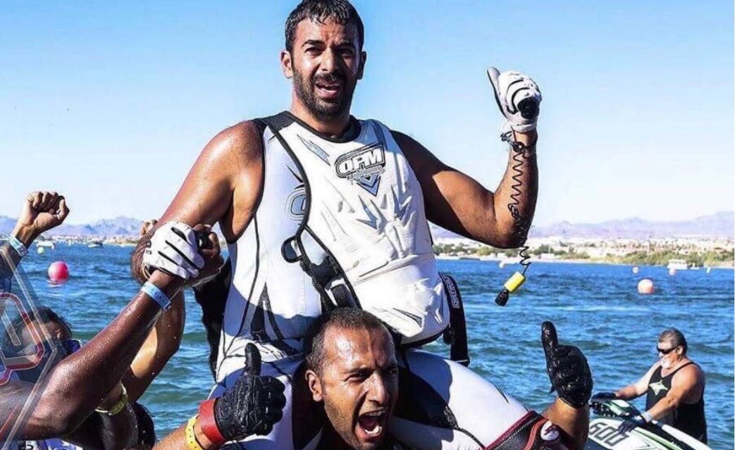 البطل محمد بوربيع محمولاً على الأكتاف بعد إحرازه الـ"البرو أوبن" وهي أقوى فئة برياضة الدرجات المائية 