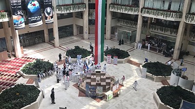 بالفيديو..موظفو  وزارة الكهرباء يعتصمون احتجاجاً على إلغاء "مكافأة العيار"