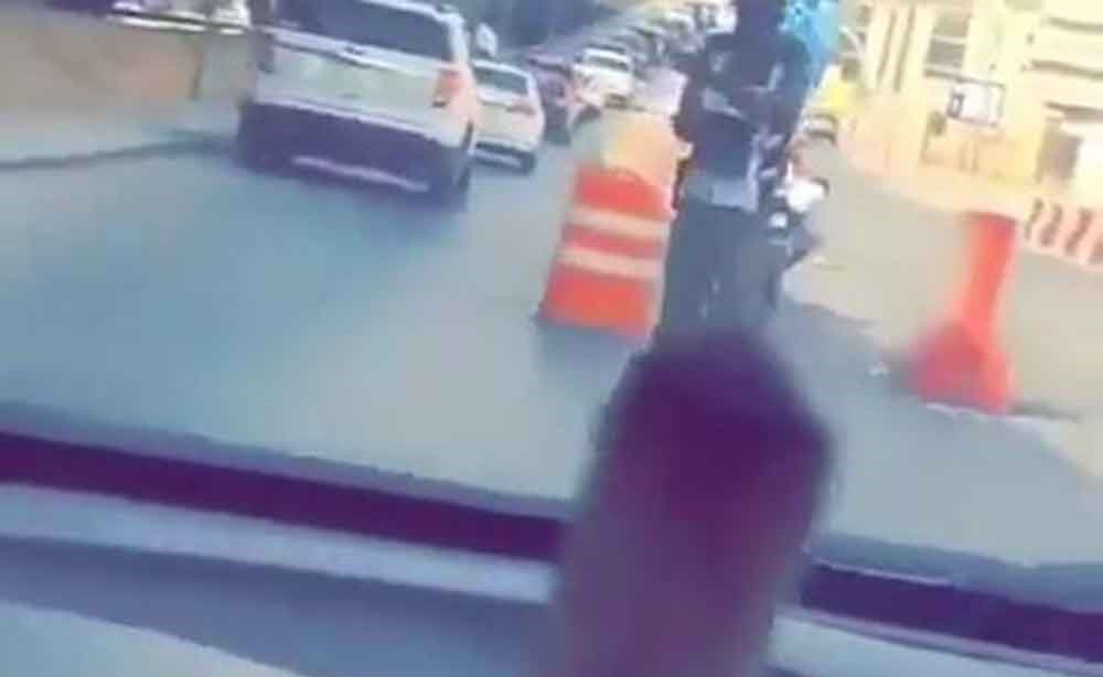 بالفيديو.. شابان يستهتران بعرض سيجارة "حشيش" وبتوجيه مسدس لرجل أمن