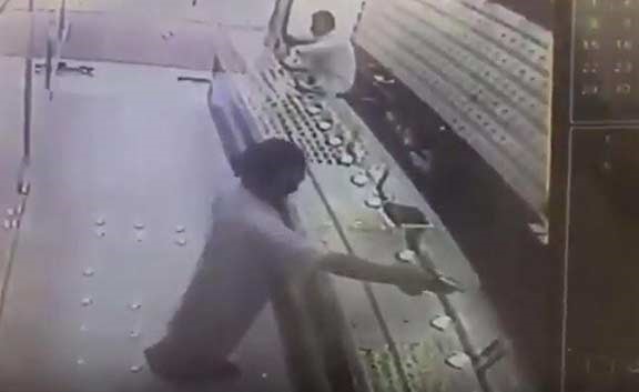 بالفيديو.. مجهول يطلق النار على بائع بمحل للذهب في السعودية ويغادر بهدوء تام