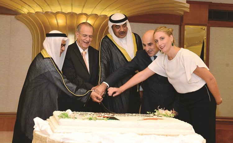 الشيخ صباح الخالد ووزير خارجية قبرص ايوانيس كاسوليدس وفهد المعجل يقطعون كعكة الاحتفال-(شانافاس قاسم)﻿