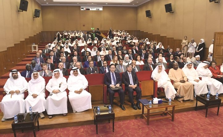 حضور غفير تابع محاضرة الأمين العام السابق للأمم المتحدة﻿