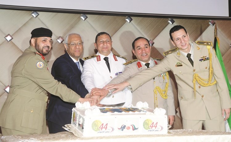 اللواء الركن محمد الخضر والسفير ياسر عاطف واللواء أ.ح. محمد عبدالعزيز والعميد أ.ح. هشام المسيك والمقدم محمد شحاتة لدى قطع كعكة الاحتفال ﻿