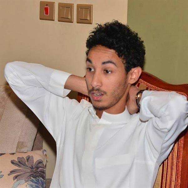 بالفيديو.. عبد الرحمن ابن محمد عبده يغني ويعزف فهل يحترف الفن؟