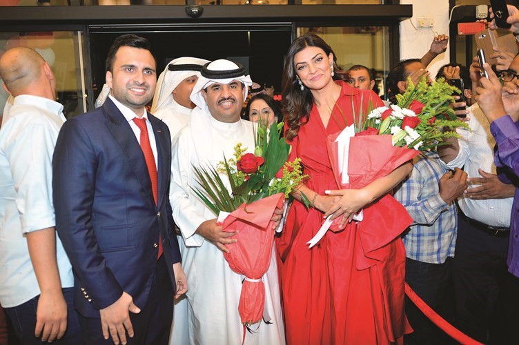 استقبال الشيخ دعيج الخليفة وساشميتا سين بالورود﻿