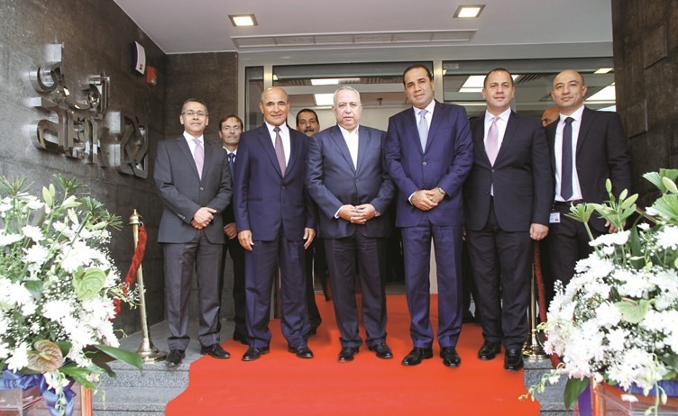 اللواء خالد سعيد متوسطا علي معرفي وخالد السلاوي مع عدد من المسؤولين التنفيذيين بالبنك﻿