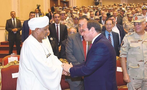  ويصافح صاحب شفرة اكتوبر المساعد أحمد إدريس﻿