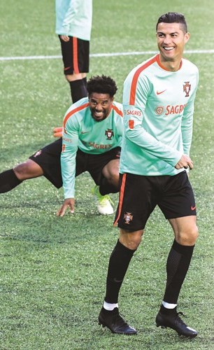 بطل أوروبا ووصيفه لقطع تذكرة إلى روسيا