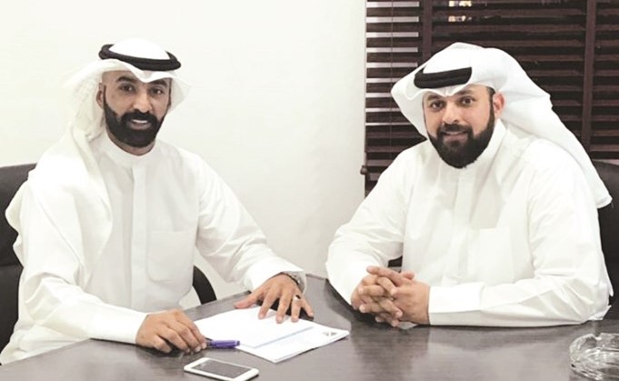 د.عبدالعزيز الفيلكاوي مع الذياب بعد توقيع العقد ﻿