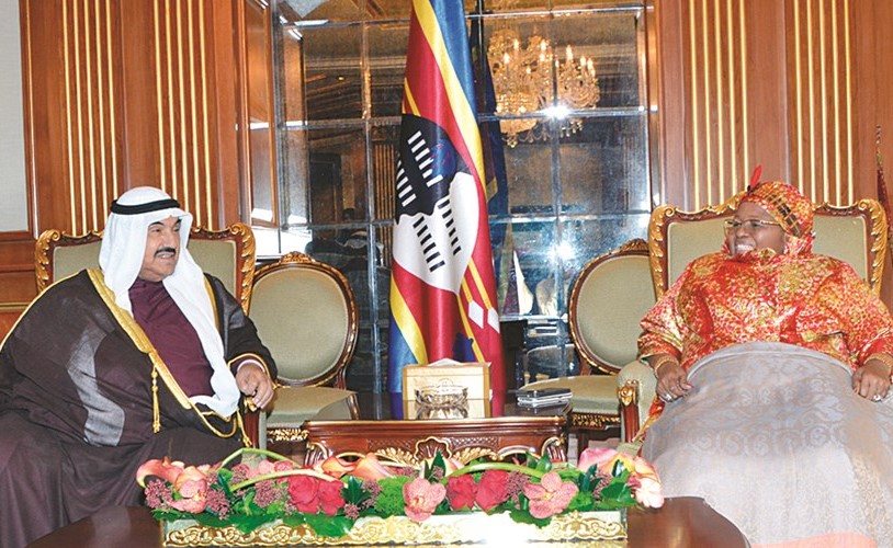 سمو الشيخ ناصر المحمد لدى زيارته الملكة الأم نتومبي لمملكة سوازيلاند بمقر اقامتها في قصر بيان ﻿