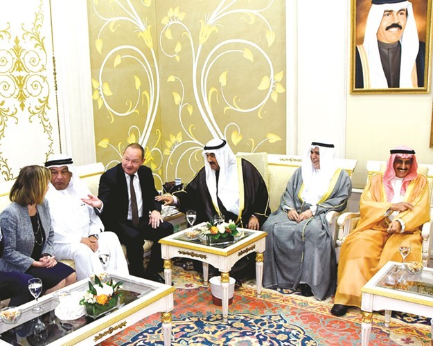 سمو الشيخ ناصر المحمد والشيخ د.إبراهيم الدعيج وقتيبة الغانم وإسماعيل الشطي ويورغ شتال﻿