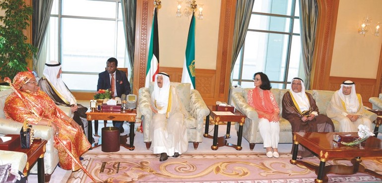 صاحب السمو خلال استقباله الملكة الأم نتومبي لمملكة سوازيلاند بحضور الشيخة أمثال الأحمد والشيخ علي الجراح والسفير أحمد فهد الفهد﻿