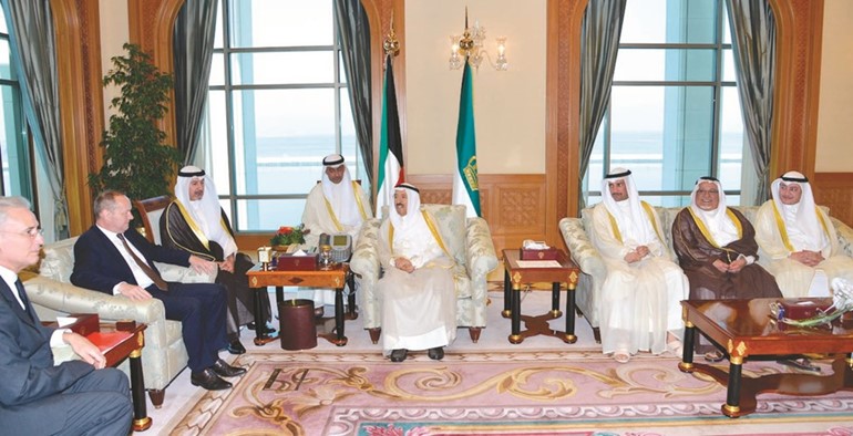 صاحب السمو الأمير الشيخ صباح الأحمد مستقبلا رئيس مجلس النواب السويسري بحضور مرزوق الغانم﻿
