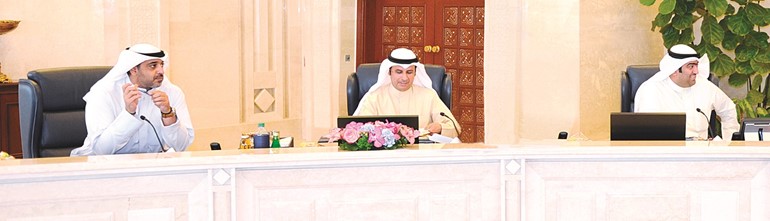 الشيخ محمد العبدالله وخالد الروضان ود.فالح العزب خلال الاجتماع﻿