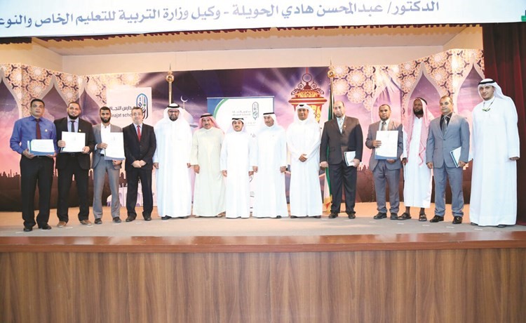 د.عبدالمحسن الحويلة يتوسط عددا من المعلمين المكرمين﻿