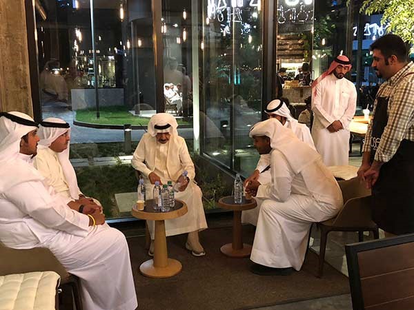 بالفيديو.. رئيس وزراء البحرين زار «دوز كافيه» في «الزلاق»