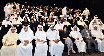 الشيخ محمد العبدالله متوسطا الشيخة الزين الصباح ود.يوسف الإبراهيم