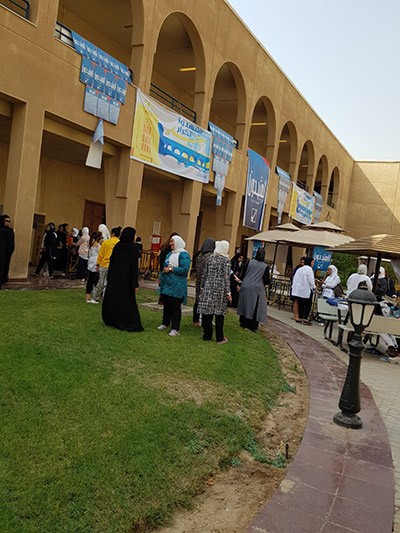 حضور طلابي للمشاركة في عملية الاقتراع