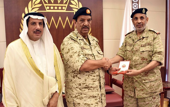 القائد العام لقوة دفاع البحرين المشير الركن الشيخ خليفة بن أحمد يمنح الملحق العسكري الكويتي لدى البحرين اللواء علي العساكر نوط الكفاءة العسكرية من الدرجة الأولى