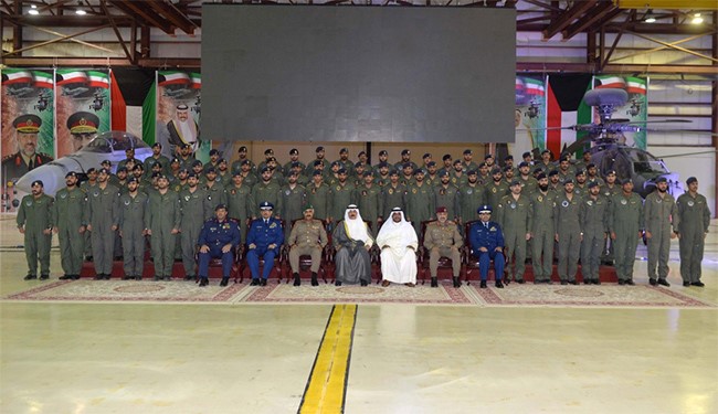 الشيخ محمد الخالد والفريق الركن محمد الخضر والشيخ أحمد المنصور والفريق عبدالله النواف وعدد من قيادات الجيش مع الضباط الخريجين	(محمد هاشم)﻿