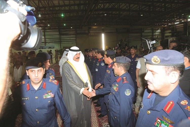 الشيخ محمد الخالد مصافحا مستقبليه من كبار ضباط القوة الجوية