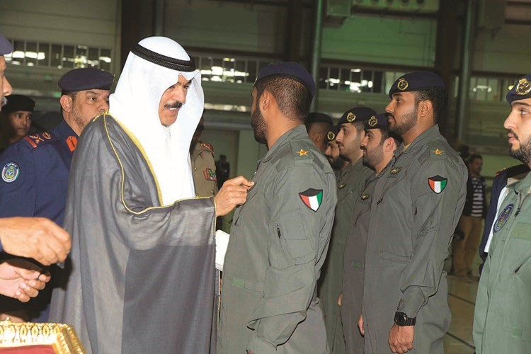 الشيخ محمد الخالد مقلدا أحد الضباط الخريجين رتبته الجديدة﻿