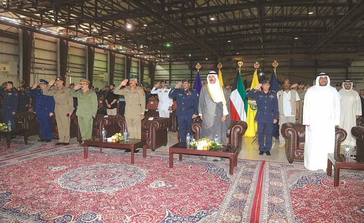 الشيخ محمد الخالد والفريق الركن محمد الخضر والشيخ أحمد المنصور وكبار القيادات العسكرية خلال السلام الوطني﻿
