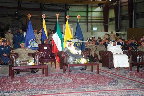 نائب رئيس مجلس الوزراء ووزير الدفاع الشيخ محمد الخالد ورئيس الأركان العامة للجيش الفريق الركن محمد الخضر ووكيل وزارة الدفاع الشيخ أحمد المنصور