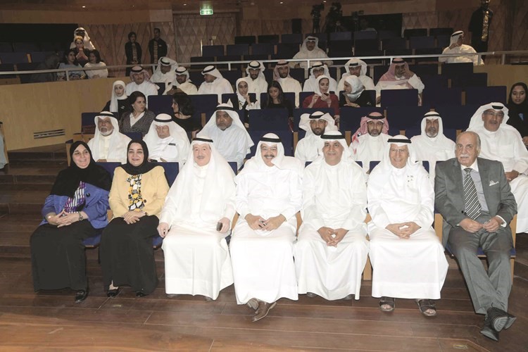 الأمين العام للمجلس الوطني م.علي اليوحة يتوسط الإعلاميين محمد السنعوسي ويوسف الجاسم في مقدمة الحضور﻿
