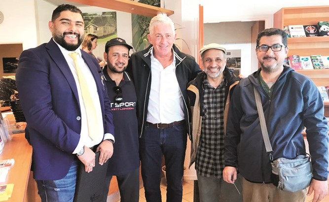 محمد فتحي خلال تسليم المشروع للعملاء في هولندا﻿
