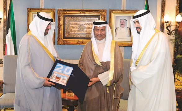 سمو رئيس الوزراء الشيخ جابر المبارك يتسلم التقرير السنوي لهيئة الاستثمار المباشر من خالد الروضان والشيخ د. مشعل جابر الأحمد﻿