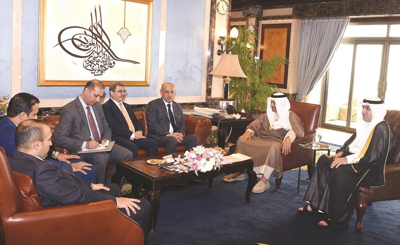 سمو رئيس الوزراء مستقبلا وزير النقل العراقي كاظم الحمامي والوفد المرافق بحضور ياسر أبل ﻿