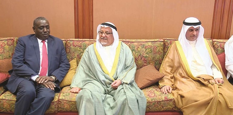 الشيخ علي الجراح مستقبلا فالح العزب والطيب هارون علي﻿