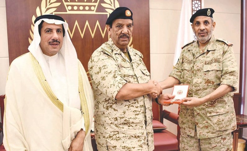 الشيخ خليفة بن أحمد يمنح اللواء العساكر نوط الكفاءة العسكرية بحضور الشيخ عزام الصباح﻿