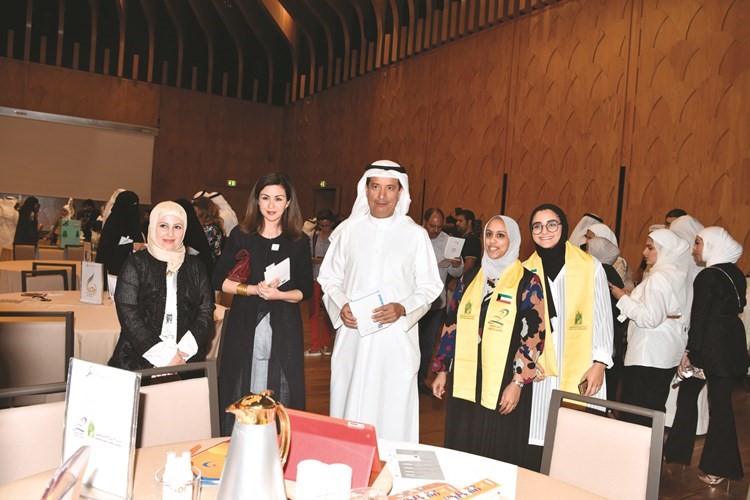 د.يوسف الإبراهيم والشيخة الزين الصباح وعدد من المشاركات في الملقتى﻿