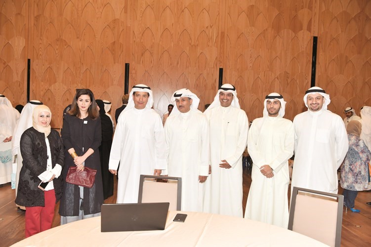 د.يوسف الإبراهيم والشيخة الزين الصباح مع عدد من المشاركين في الملتقى ﻿