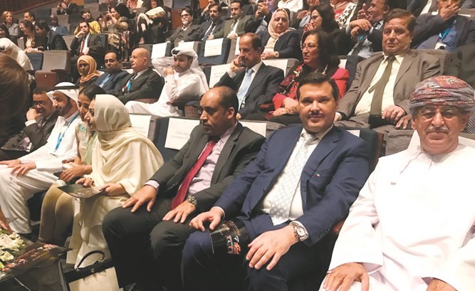 د. جمال الحربي لدى مشاركته بالمؤتمر﻿