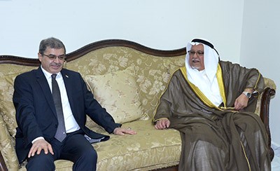 الشيخ علي الجراح خلال تقديمه واجب العزاء للسفير العراقي 