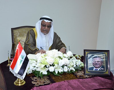 الشيخ علي الجراح يدون كلمته في سجل المعزين 