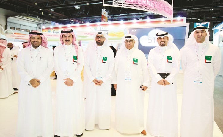 البدران مع قيادات VIVA وSTC خلال معرض جيتكس﻿