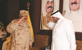 الشيخ احمد المنصور وآمر القوة البرية اللواء الشيخ خالد الصالح يتبادلان التحية العسكرية﻿