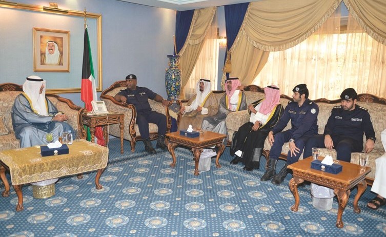 الشيخ فواز الخالد خلال حديثه مع مدير الأمن وعدد من القيادات﻿