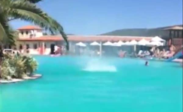 بالفيديو.. إعصار يثير الفوضى في حمام سباحة أمام السياح